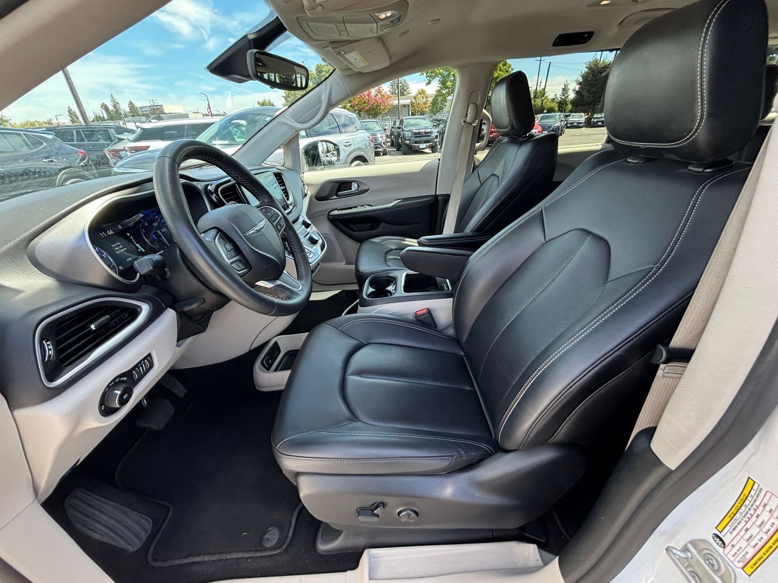 Used 2024 Chrysler Pacifica Touring-L FWD image 28