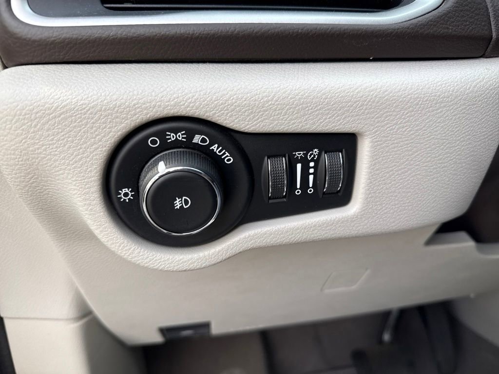 Used 2020 Chrysler Pacifica Touring-L w/ Tire & Wheel Group image 28