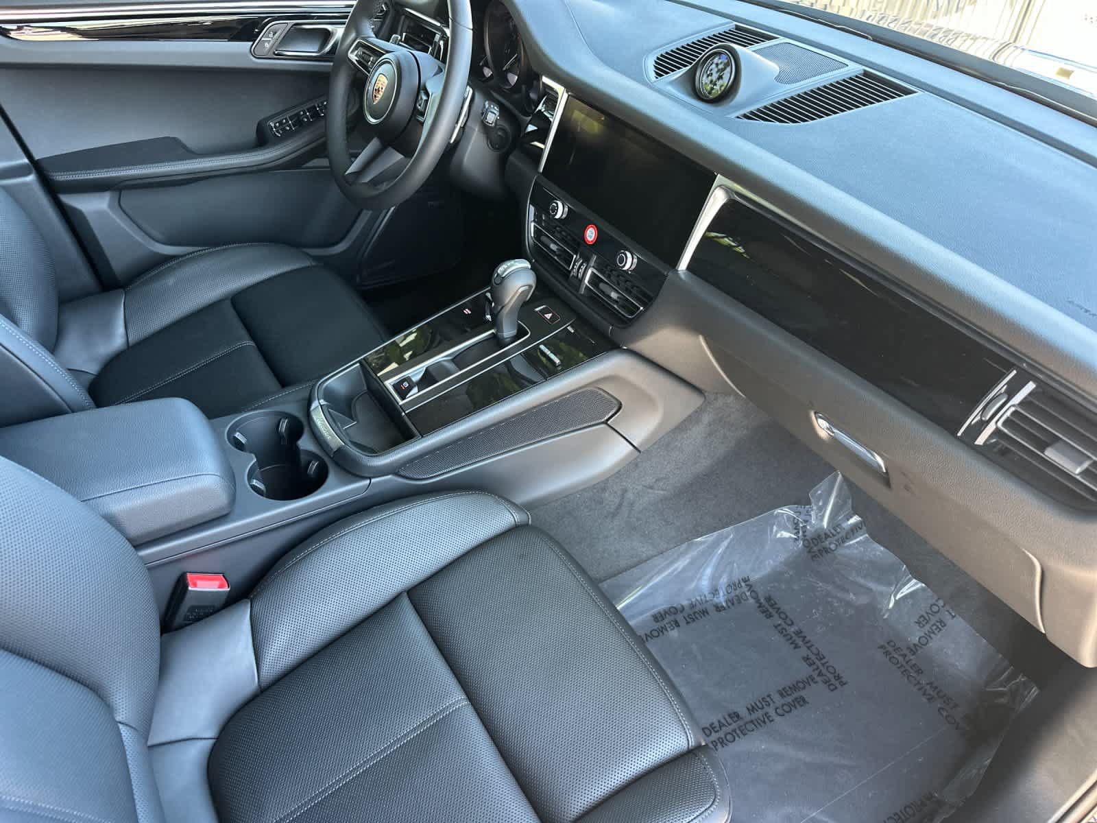 Certified 2025 Porsche Macan AWD/4WD image 17