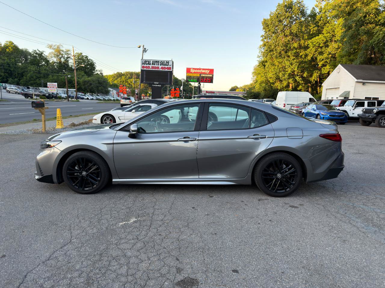 Used 2025 Toyota Camry SE w/ Convenience Package FWD image 8