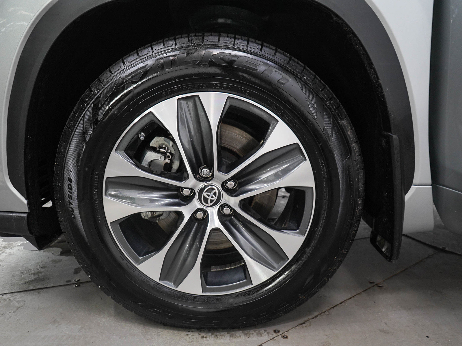 Used 2023 Toyota Highlander XLE w/ Protection Package #3 (TMS) AWD/4WD image 31