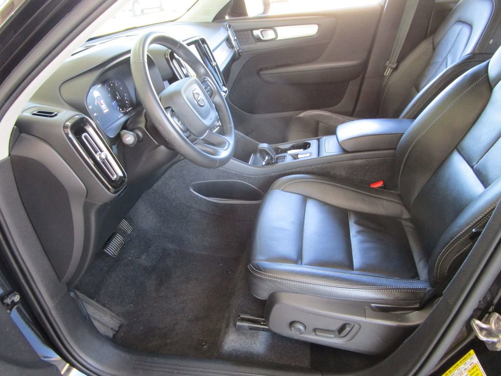 Used 2022 Volvo XC40 T5 Momentum AWD/4WD image 17