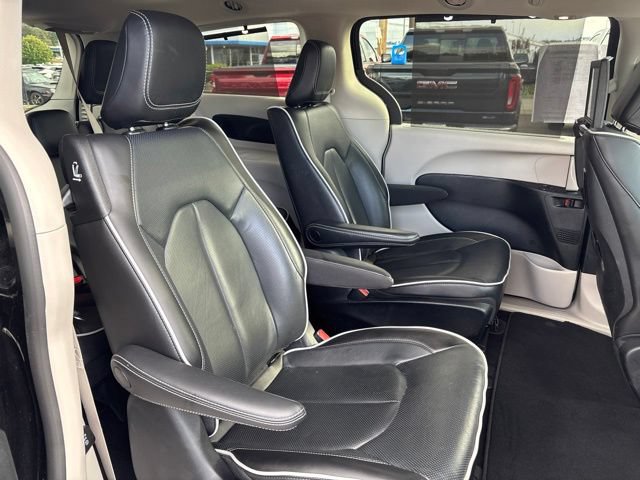Used 2023 Chrysler Pacifica Limited w/ Uconnect Theater Family Group FWD image 28