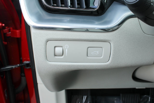 Used 2018 Volvo XC60 T6 Momentum w/ Convenience Package AWD/4WD image 16