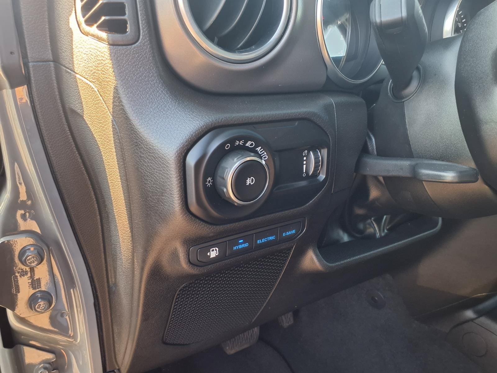 Used 2023 Jeep Wrangler Unlimited Rubicon 4xe w/ Cold Weather Group AWD/4WD image 15
