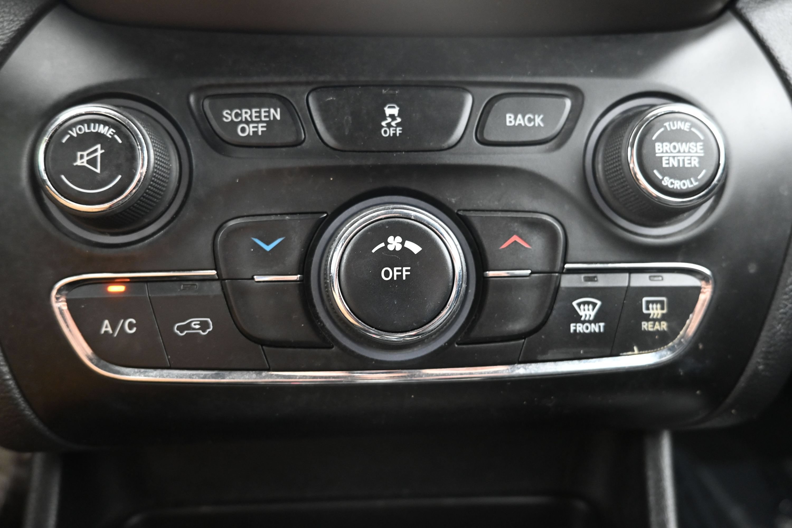 Used 2016 Jeep Cherokee Latitude AWD/4WD image 17