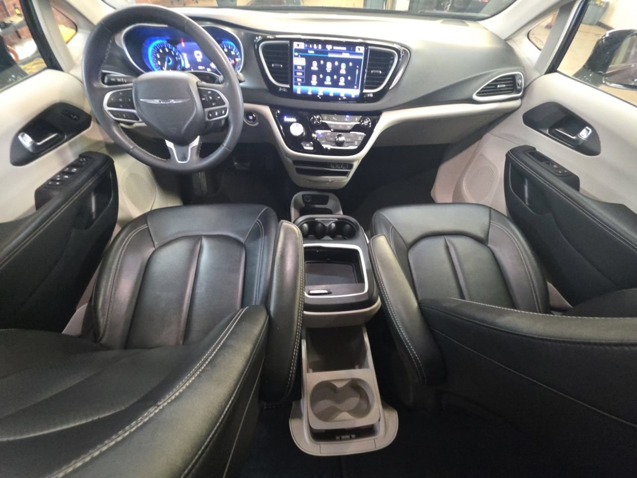 Used 2024 Chrysler Pacifica Touring-L FWD image 31