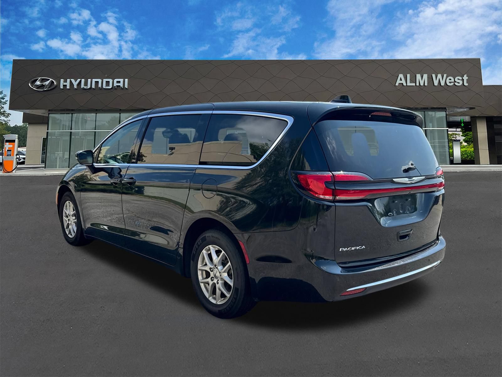 Used 2023 Chrysler Pacifica Touring-L FWD image 7
