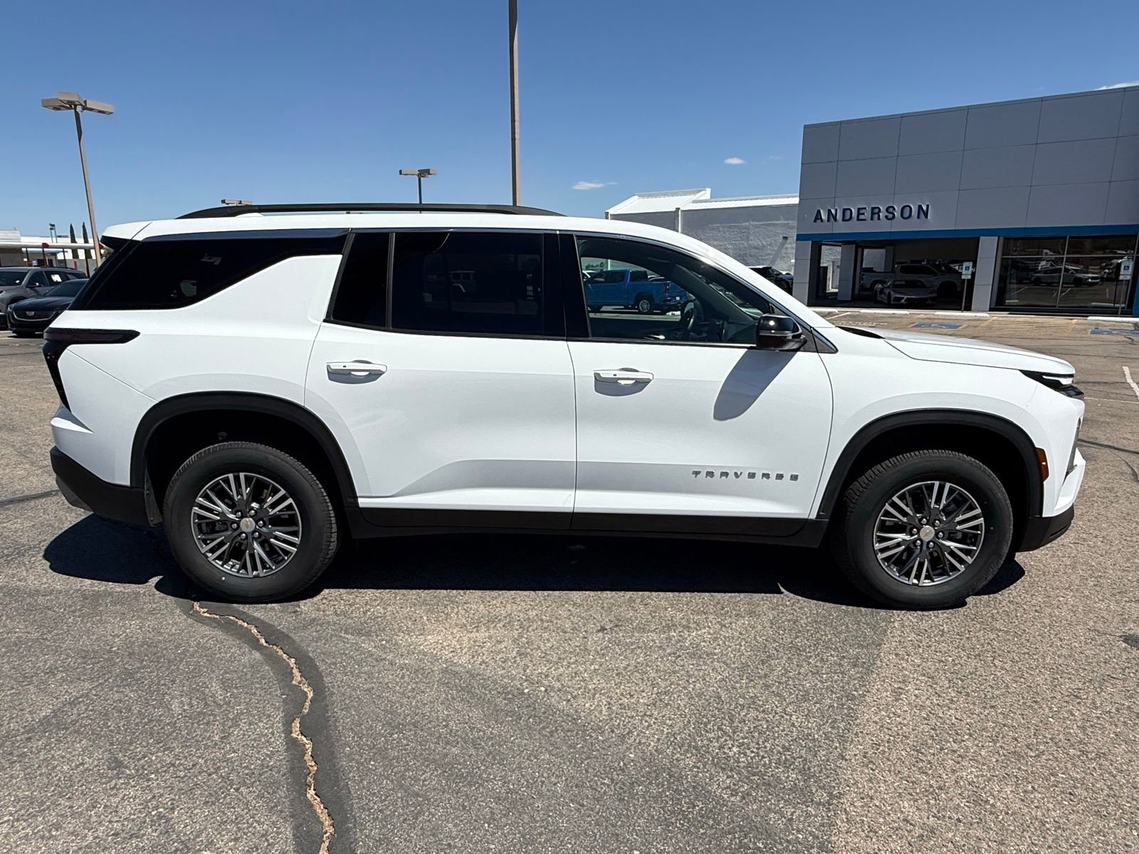 Used 2025 Chevrolet Traverse LT FWD image 4