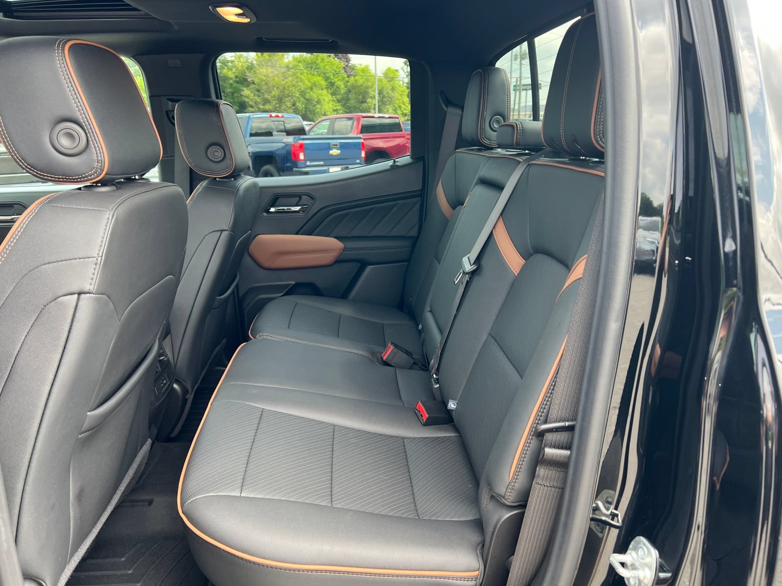 Certified 2024 GMC Canyon AT4 w/ AT4 Premium Package AWD/4WD image 7