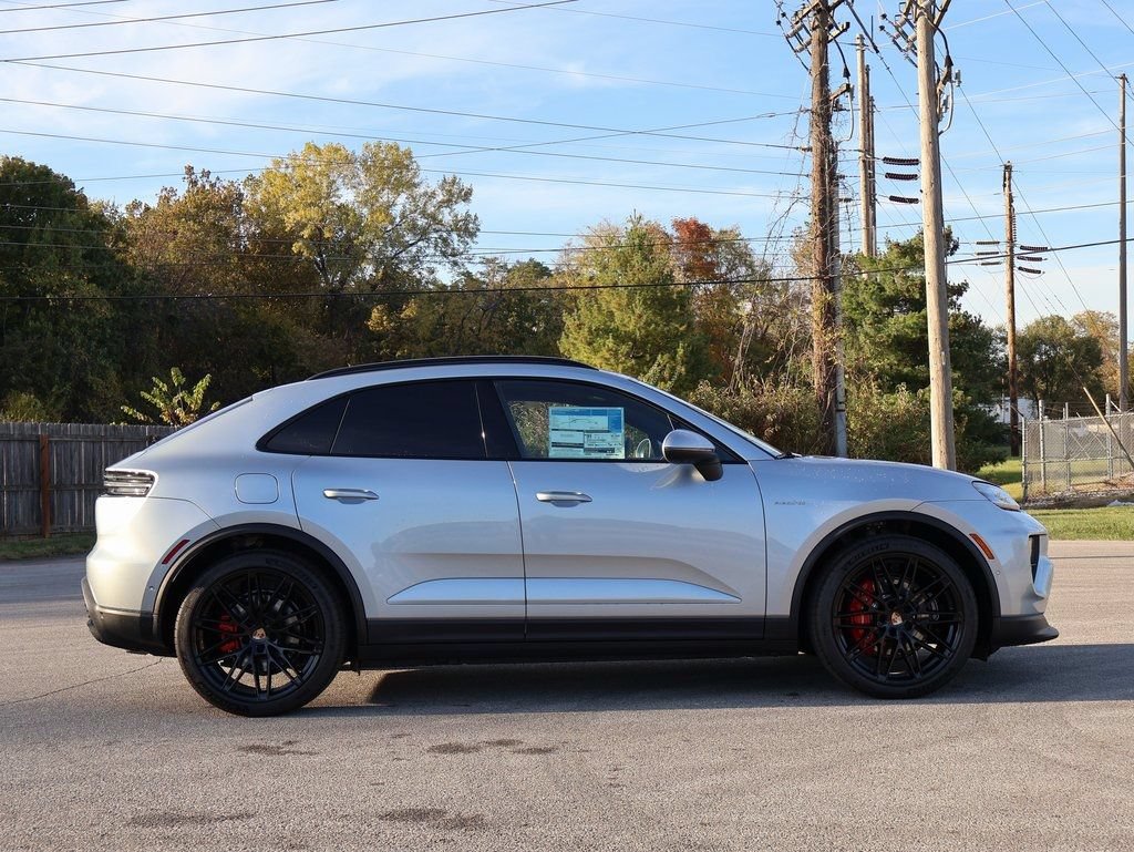 Certified 2025 Porsche Macan 4S Electric AWD/4WD image 9