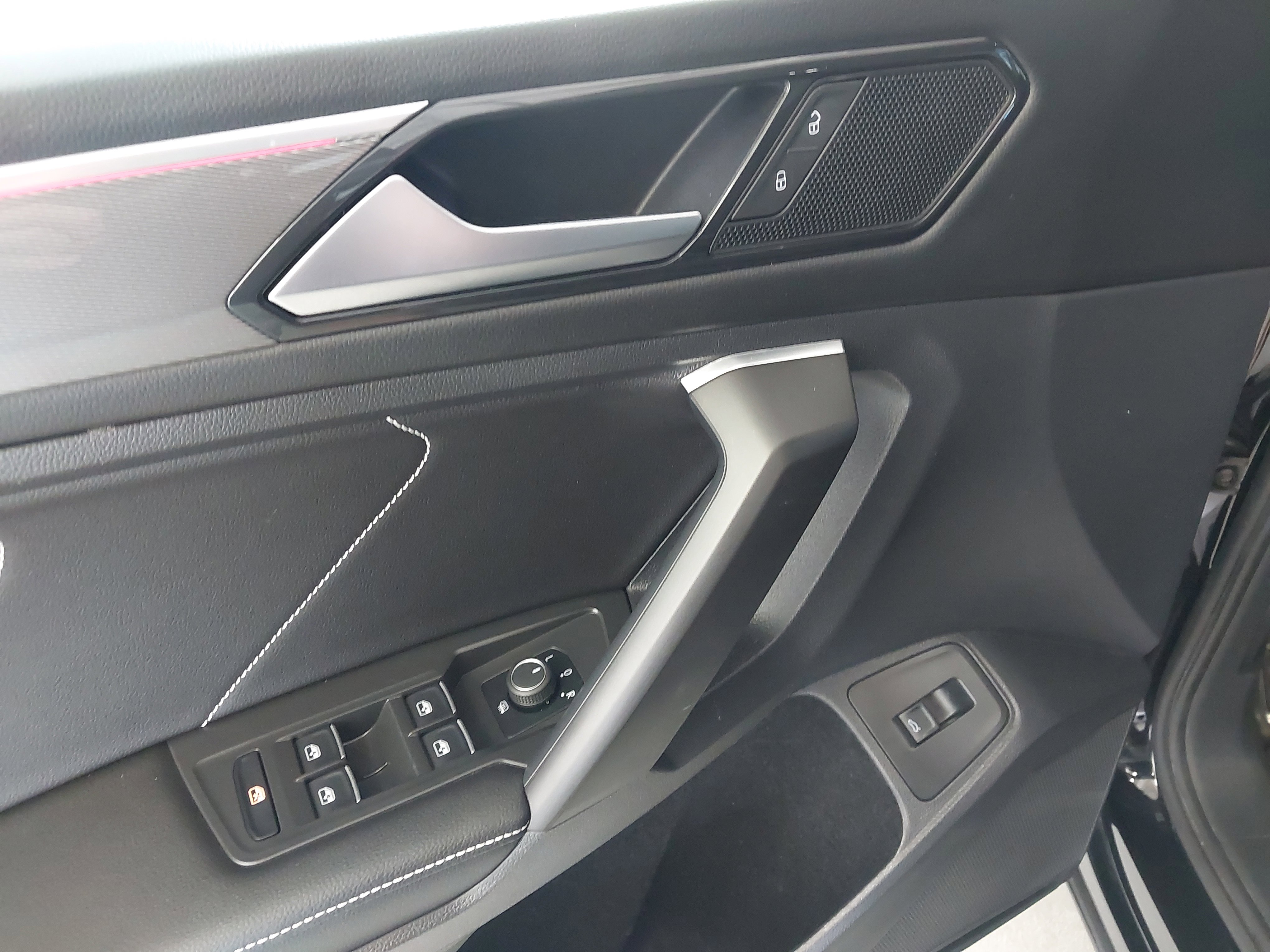 Used 2022 Volkswagen Tiguan SE R-Line image 25