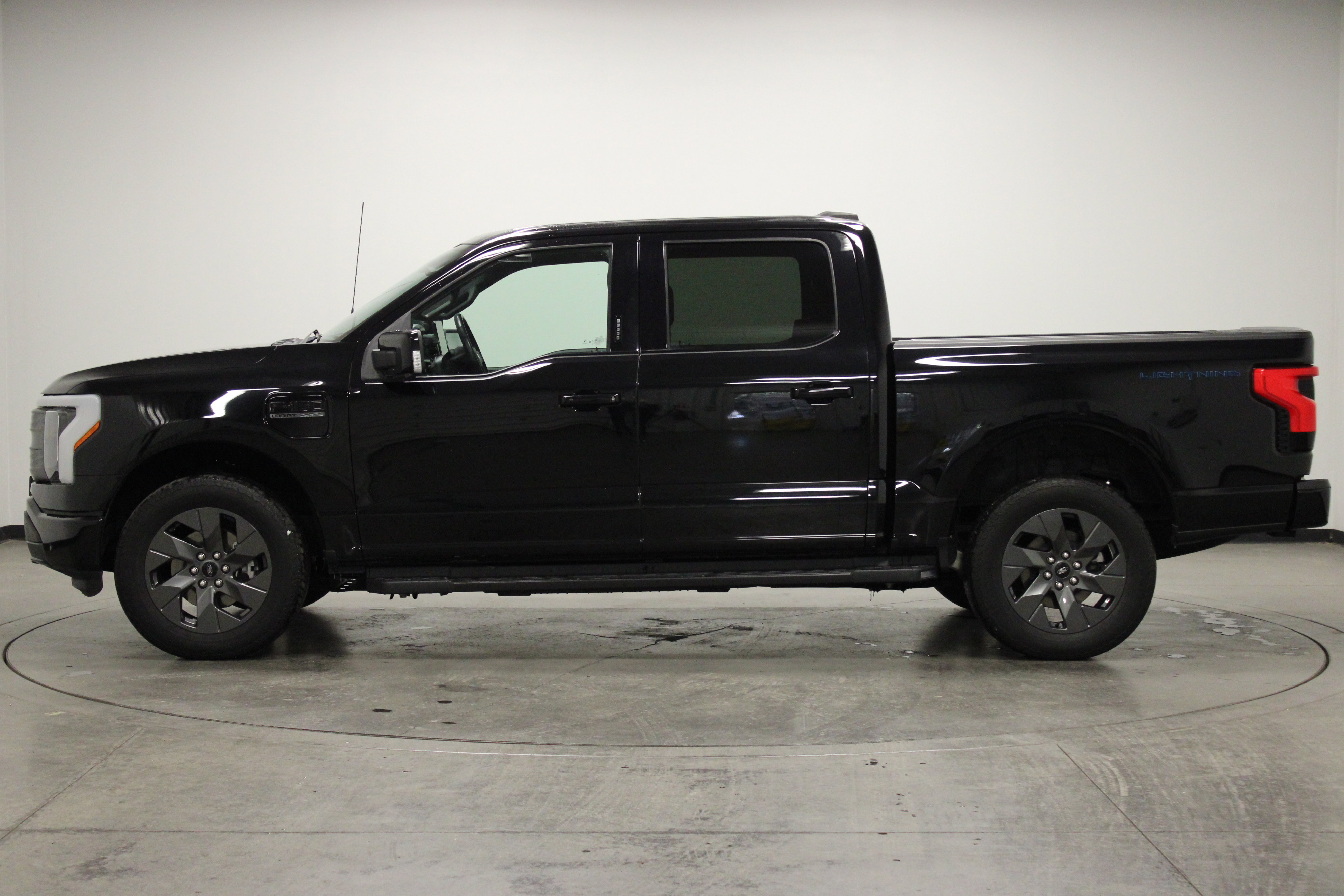 Used 2023 Ford F150 Lightning Lariat image 5