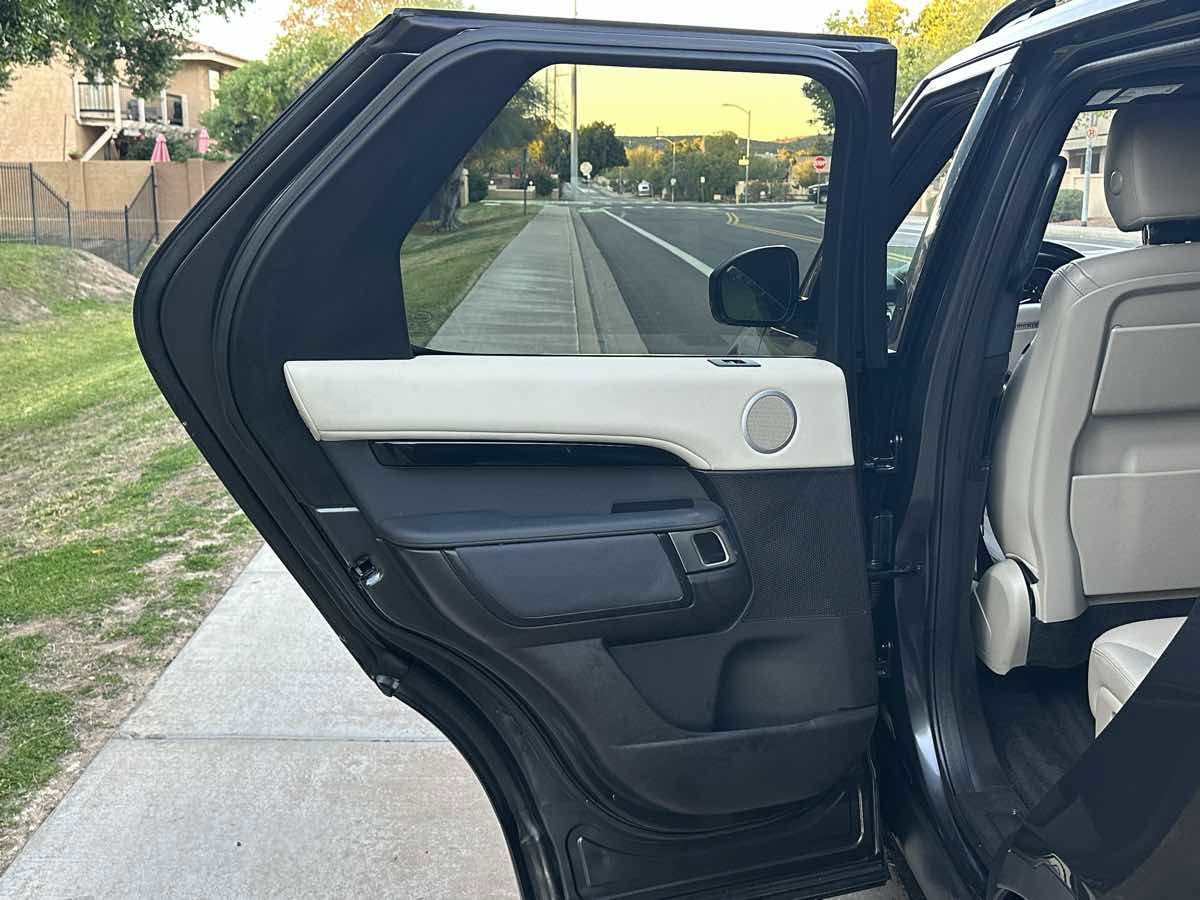 Used 2018 Land Rover Discovery SE image 54