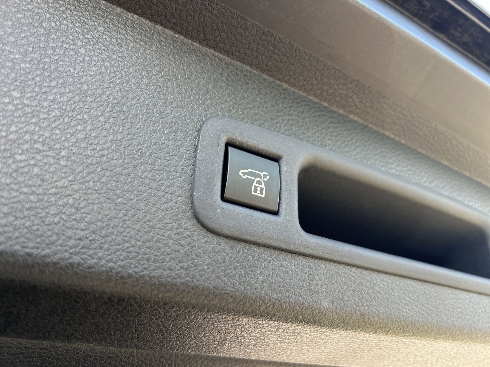 Used 2025 Toyota Sienna Platinum AWD/4WD image 25