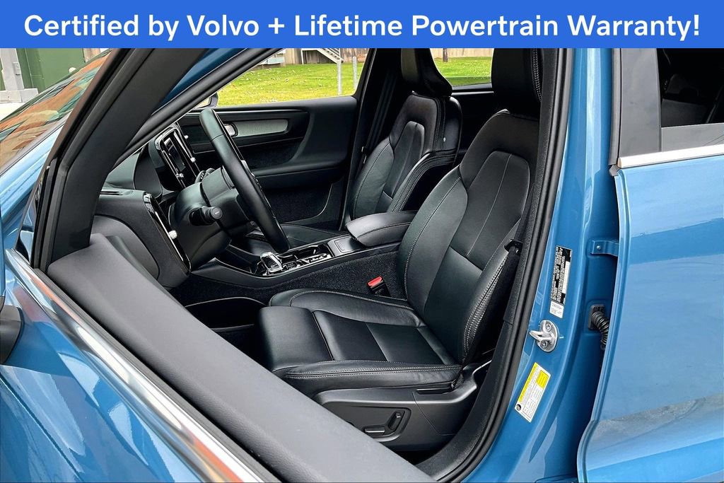 Used 2025 Volvo XC40 B5 Plus image 32