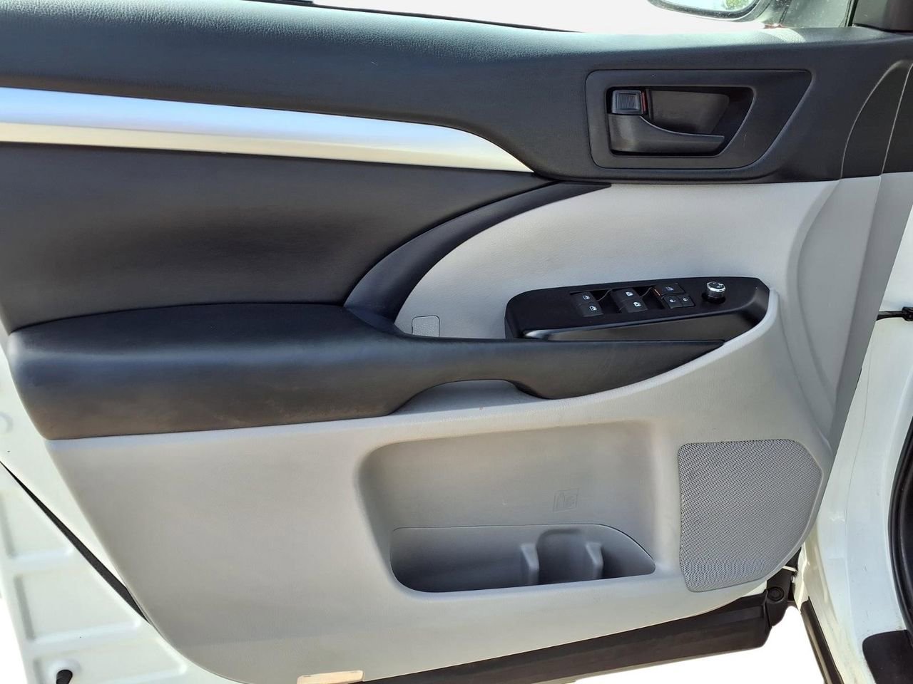 Used 2019 Toyota Highlander Plus AWD/4WD image 14