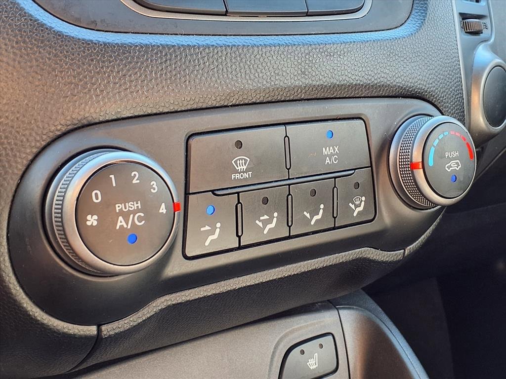 Used 2015 Hyundai Tucson SE image 16