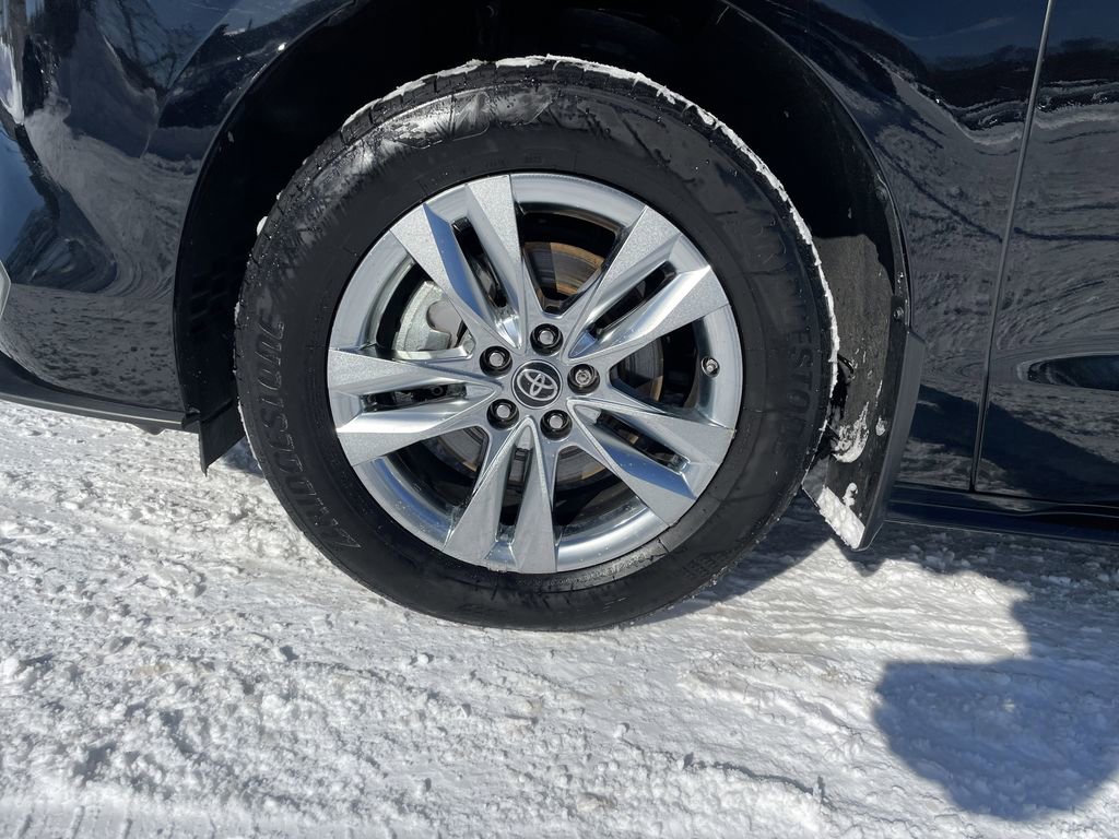 Used 2023 Toyota Sienna XLE Woodland Edition image 9