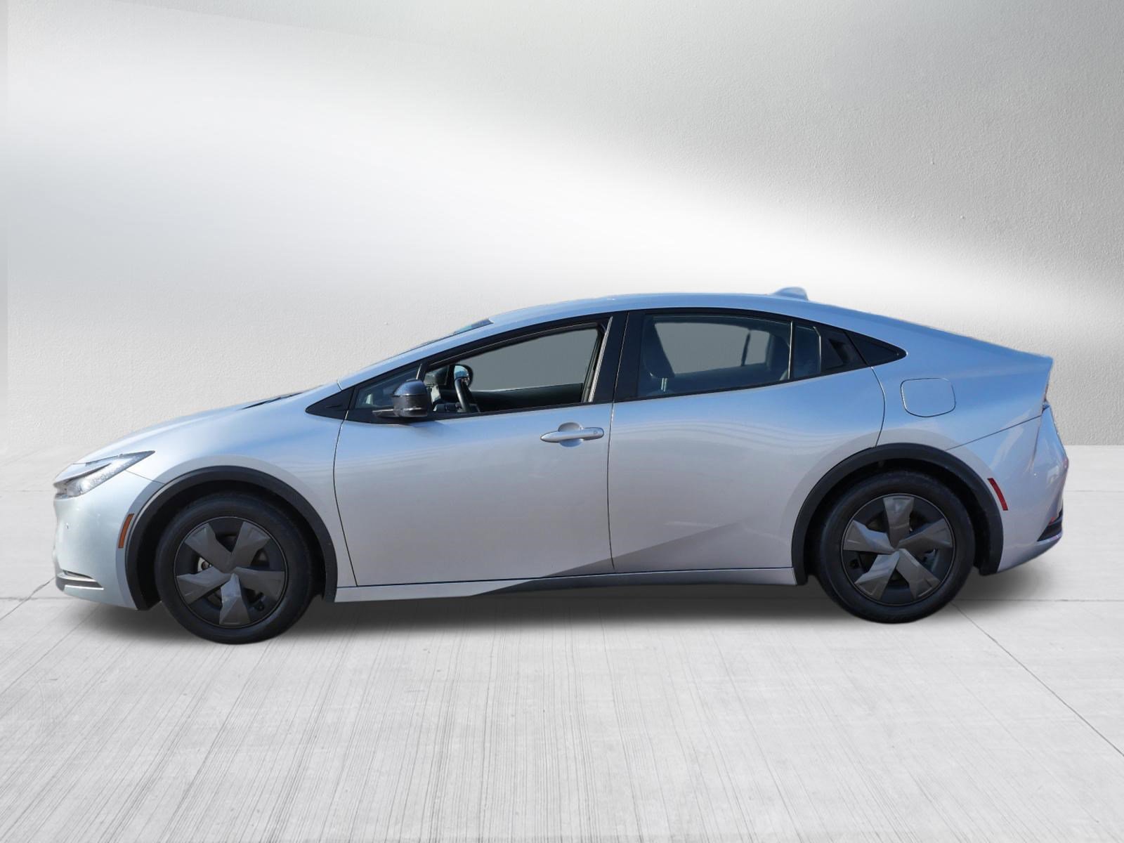 Used 2024 Toyota Prius LE FWD image 4