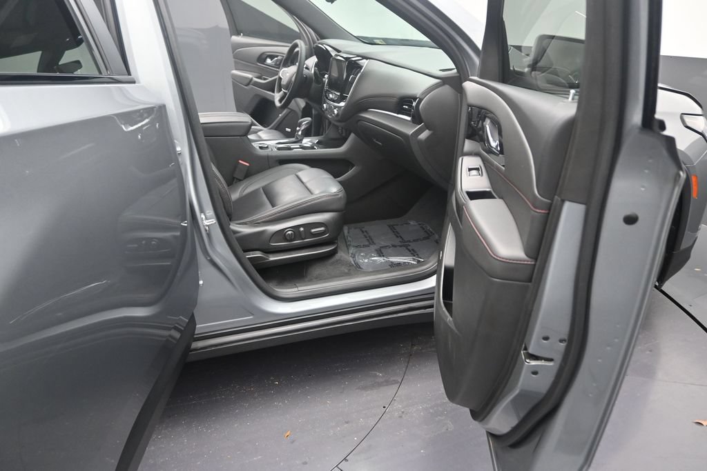 Used 2023 Chevrolet Traverse RS FWD image 15