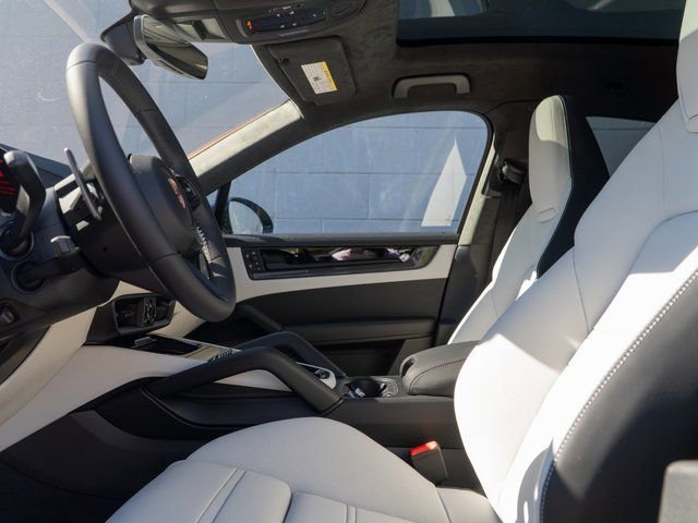 New 2026 Porsche Cayenne GTS image 17