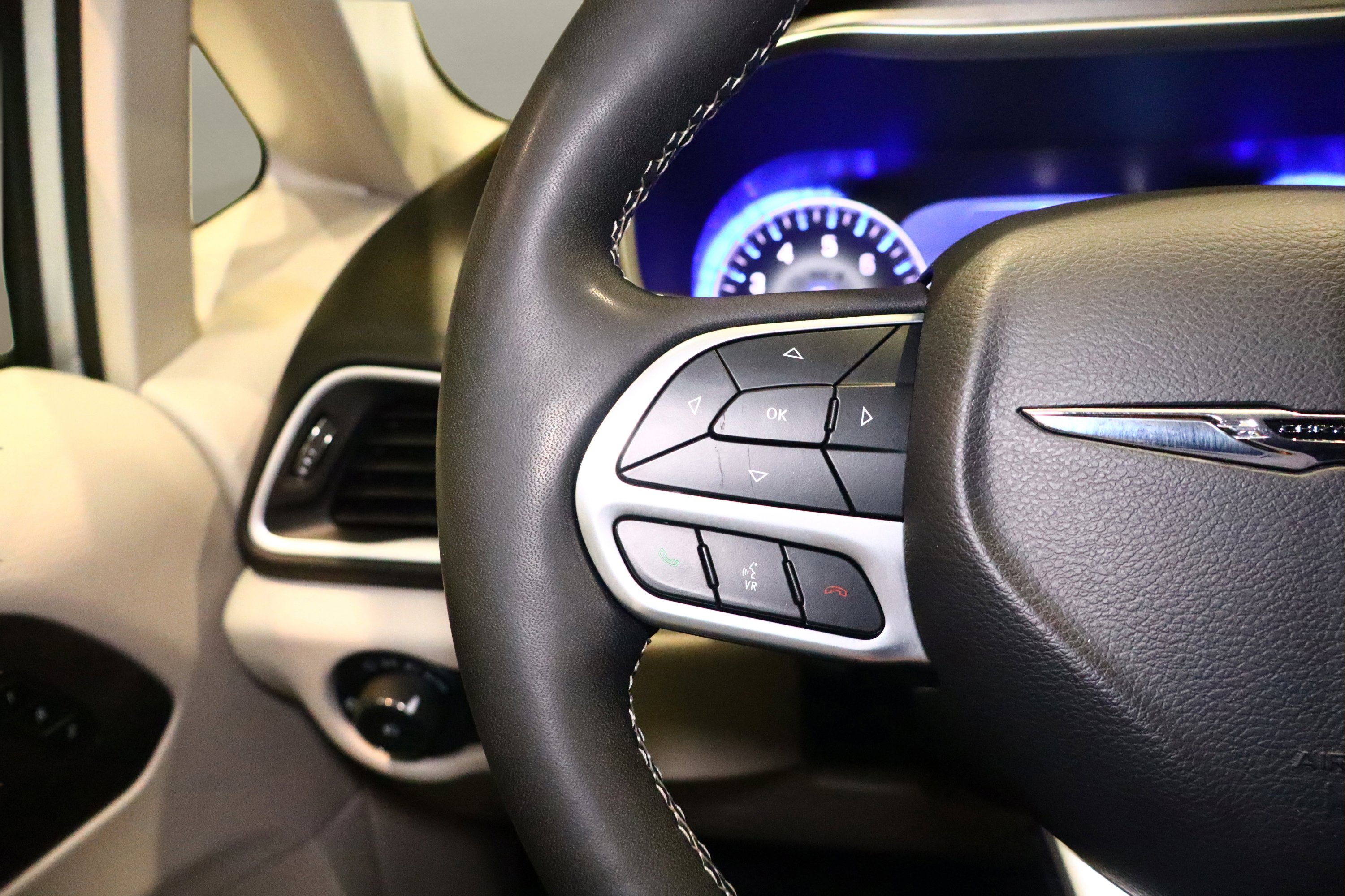 Used 2024 Chrysler Pacifica Touring-L image 11