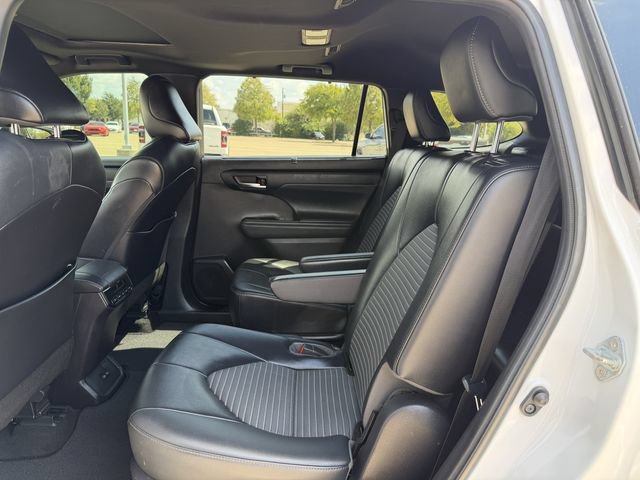 Used 2022 Toyota Highlander XSE FWD image 27