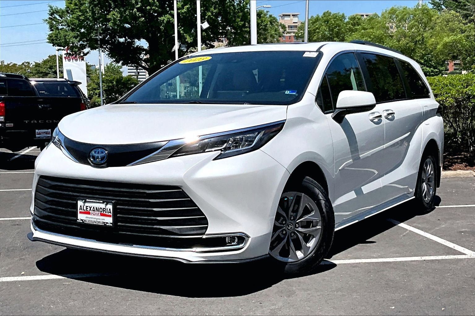 Used 2023 Toyota Sienna XLE FWD image 1