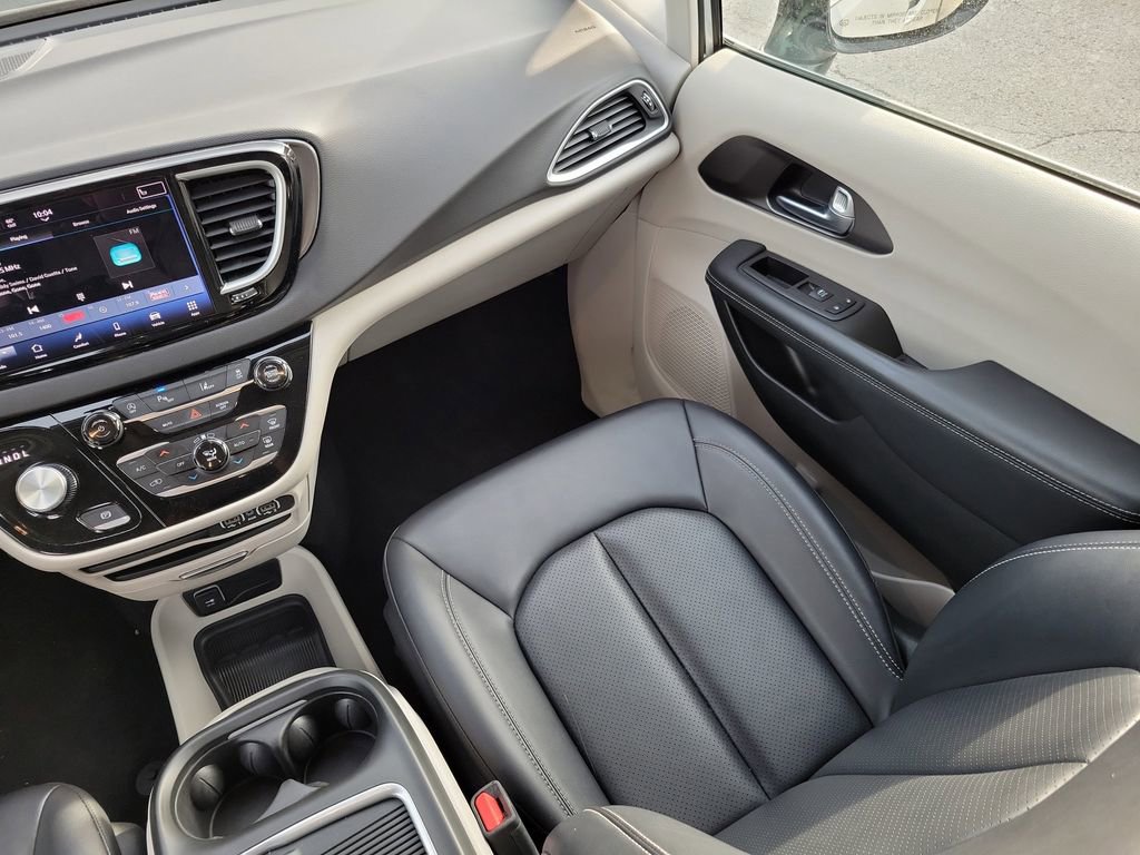 Used 2024 Chrysler Pacifica Touring-L image 17