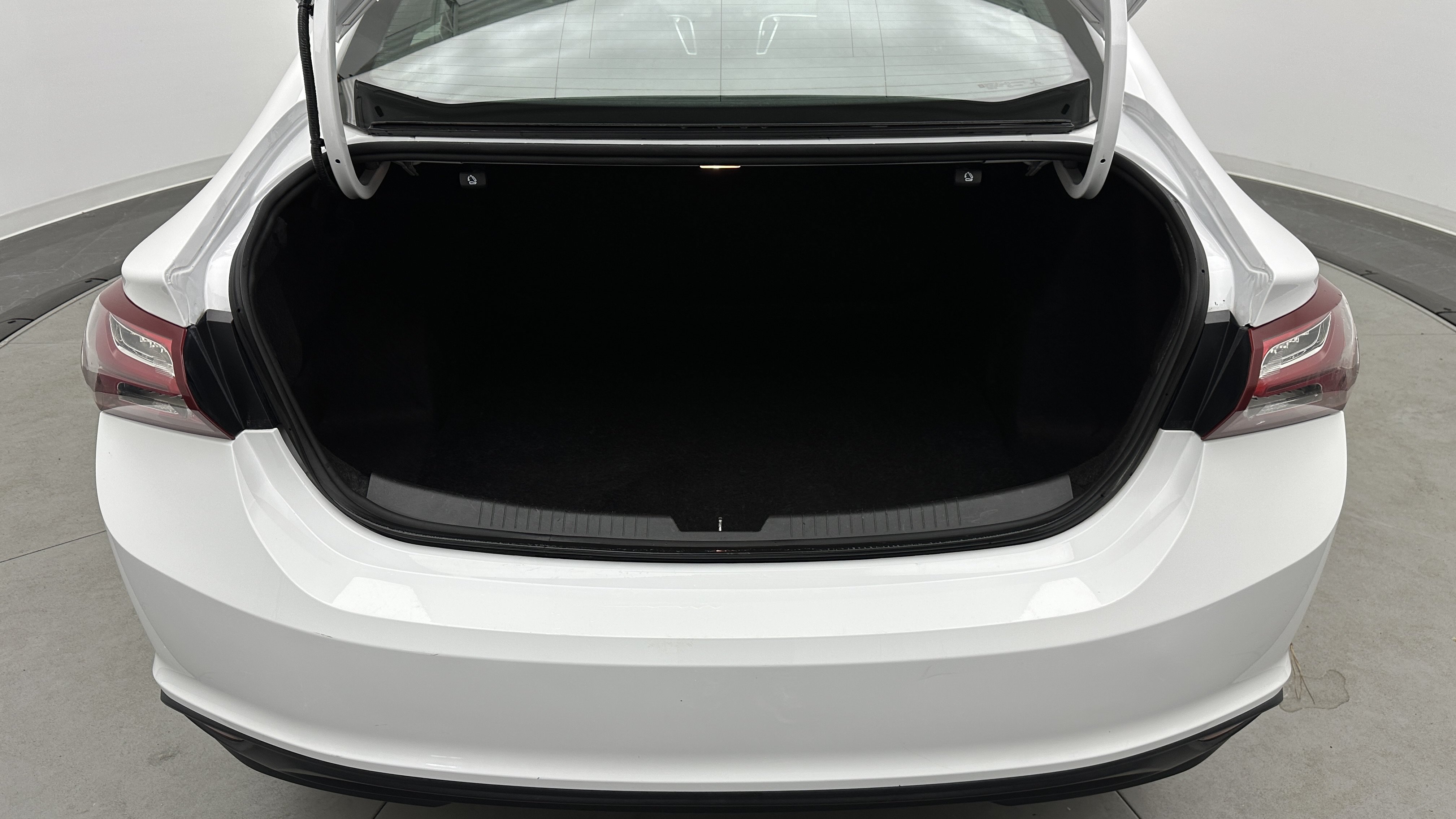 Used 2021 Chevrolet Malibu LT FWD image 32