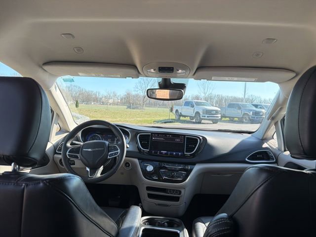 Used 2023 Chrysler Pacifica Touring-L image 21