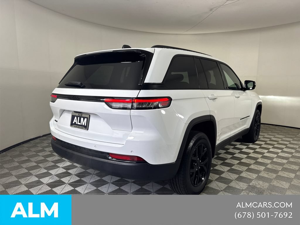 Used 2025 Jeep Grand Cherokee Altitude AWD/4WD image 5