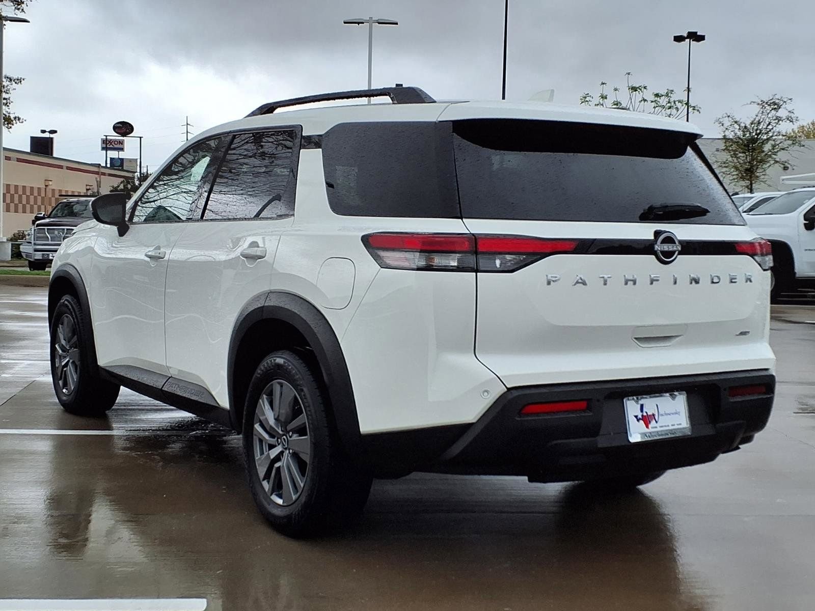 Used 2025 Nissan Pathfinder SV image 2