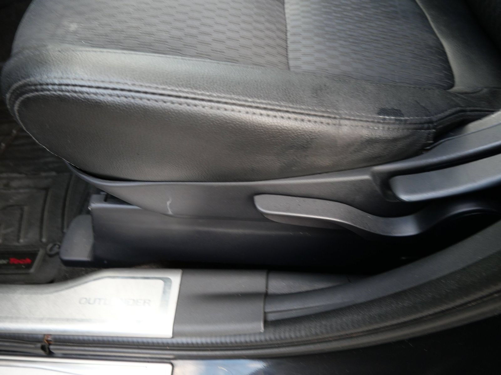 Used 2015 Mitsubishi Outlander SE AWD/4WD image 15