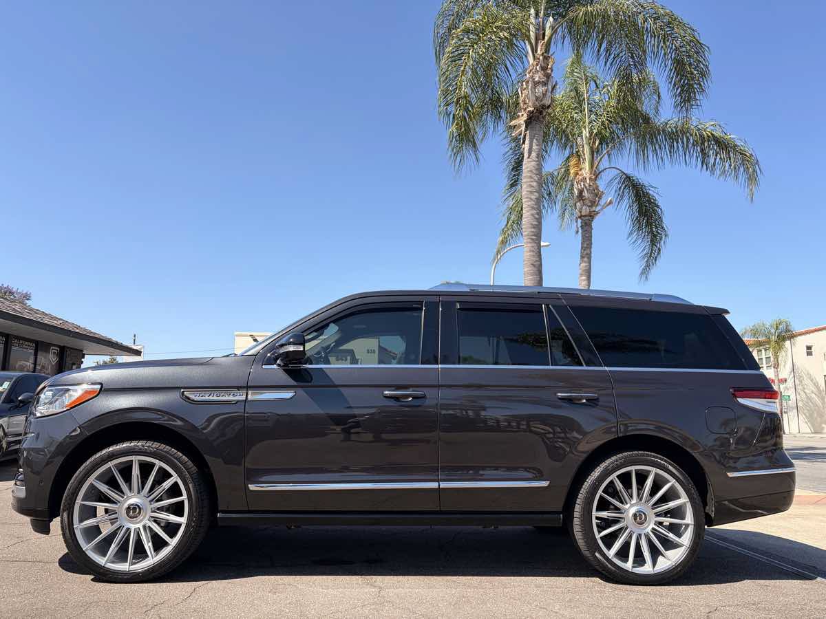 Used 2024 Lincoln Navigator Reserve AWD/4WD image 2