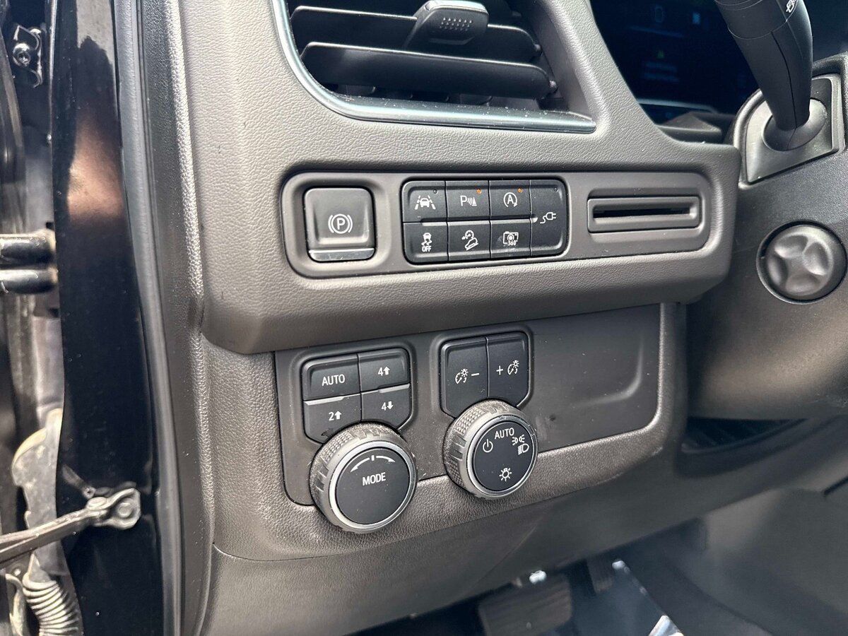 Used 2022 Chevrolet Tahoe Z71 w/ Luxury Package AWD/4WD image 19
