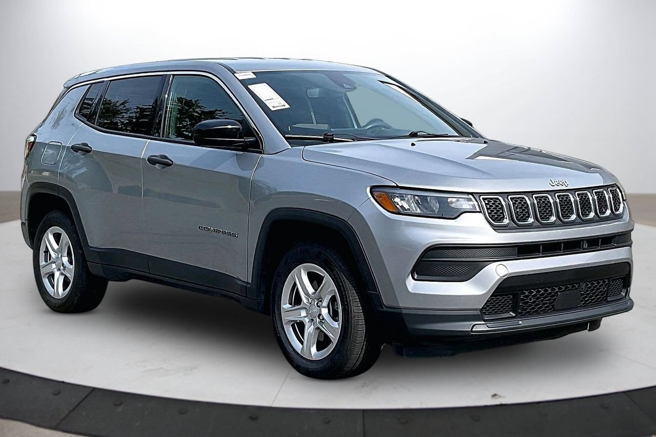 Used 2023 Jeep Compass Sport AWD/4WD image 2
