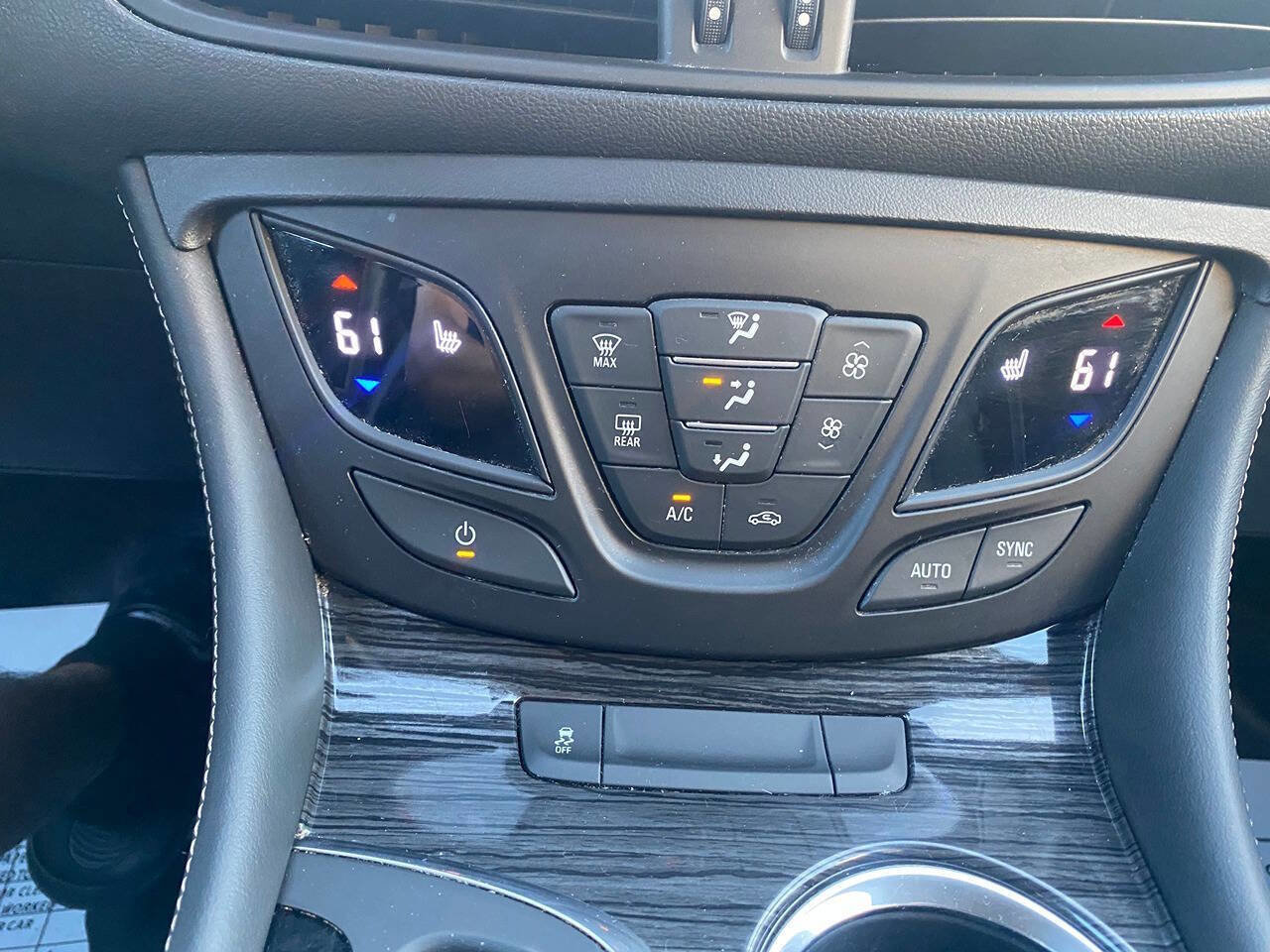 Used 2017 Buick Envision Essence image 25