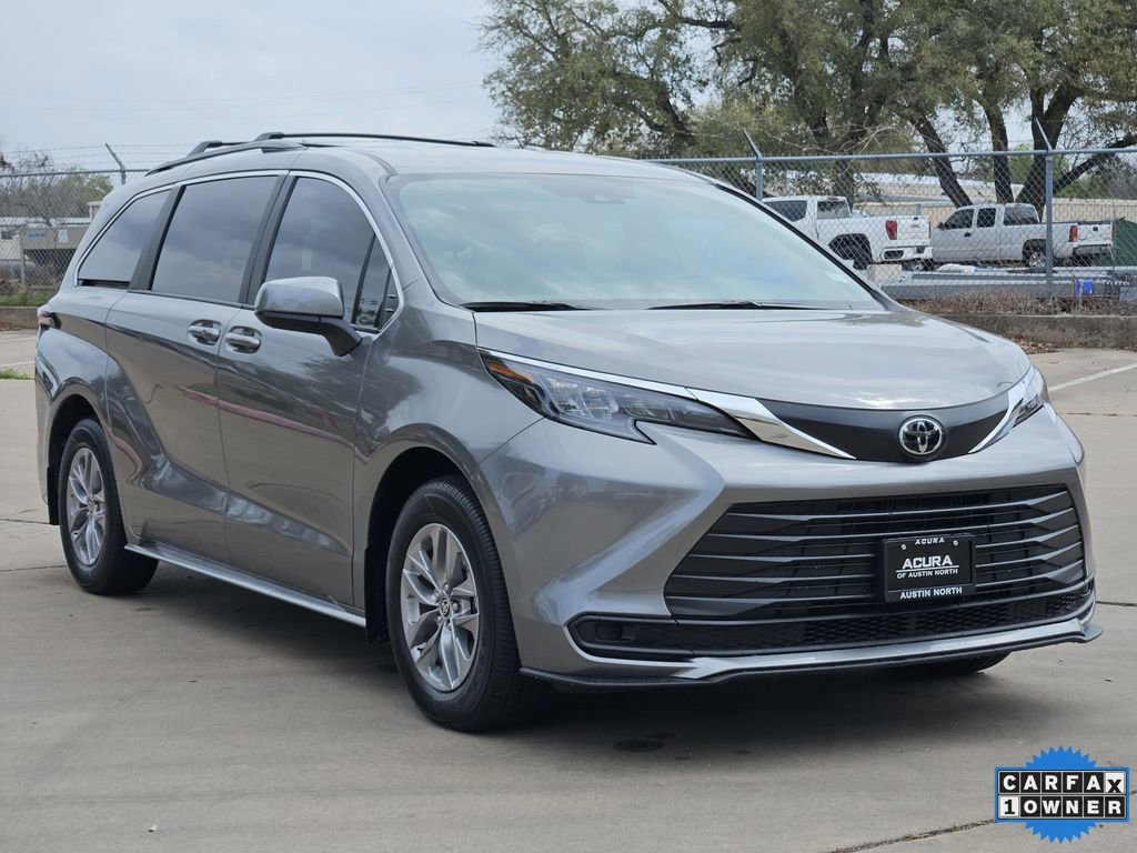 Used 2026 Toyota Sienna LE image 3