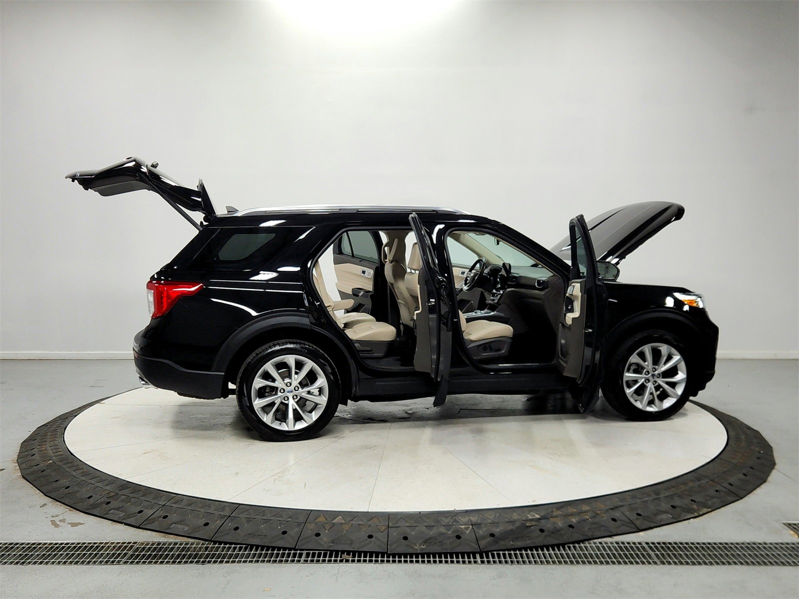 Used 2023 Ford Explorer Platinum w/ Technology Package image 16