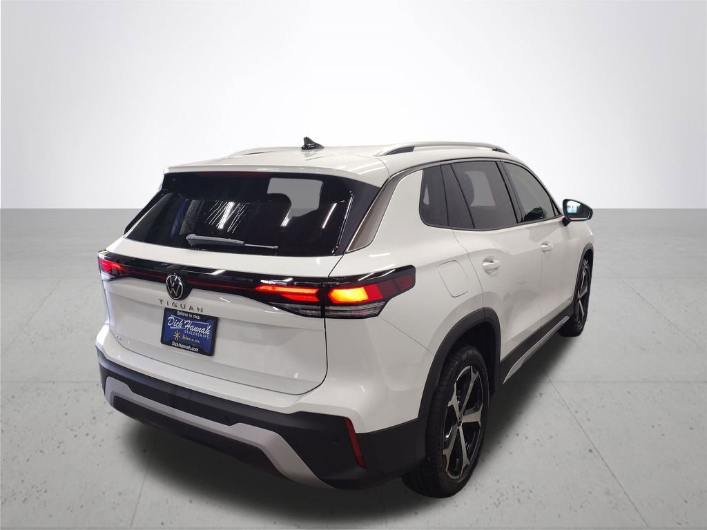New 2025 Volkswagen Tiguan SE image 12