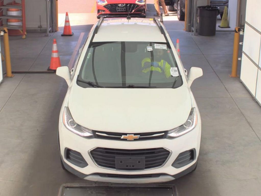 Used 2020 Chevrolet Trax LT w/ LT Convenience Package AWD/4WD image 2