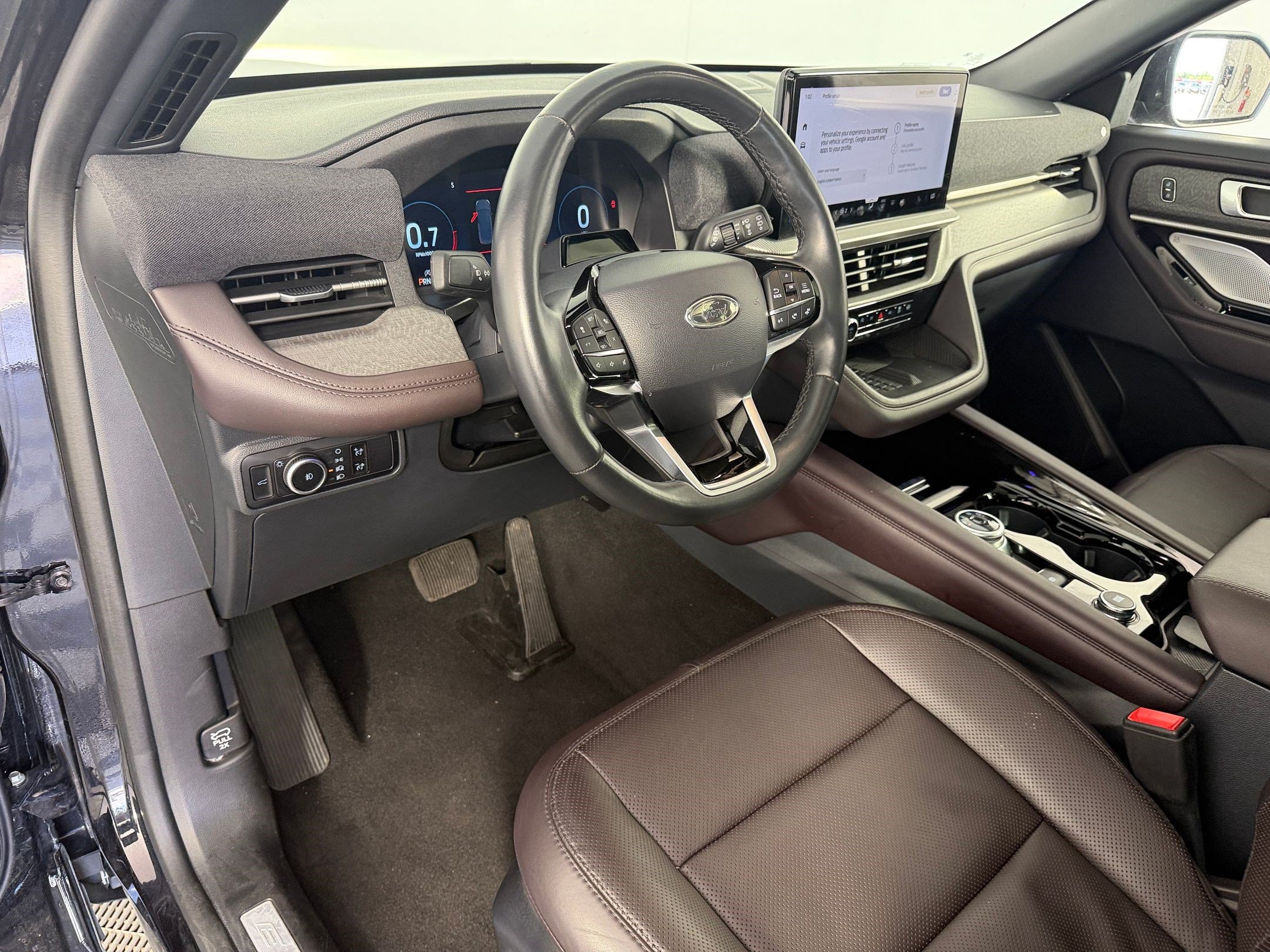 Used 2025 Ford Explorer Platinum w/ LUX Leather Package AWD/4WD image 4