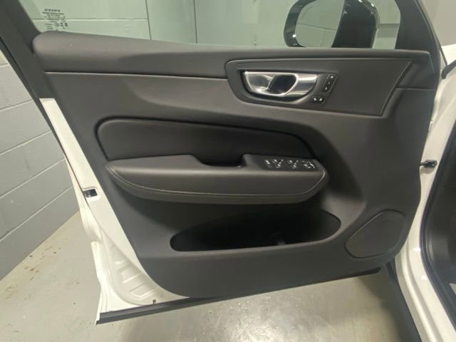 Used 2025 Volvo XC60 B5 Plus image 7
