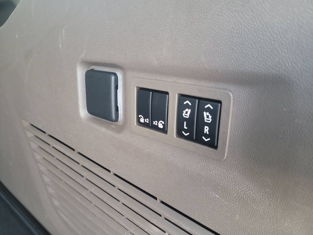 Used 2021 GMC Yukon XL Denali RWD image 9