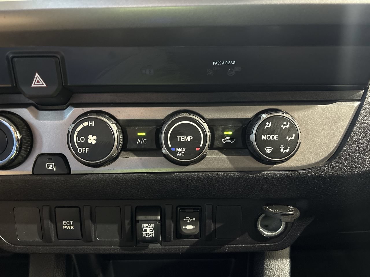 Used 2019 Toyota Tacoma SR5 AWD/4WD image 18