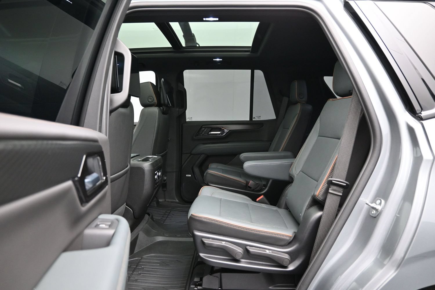 Used 2025 GMC Yukon AT4 w/ AT4 Premium Plus Package AWD/4WD image 11