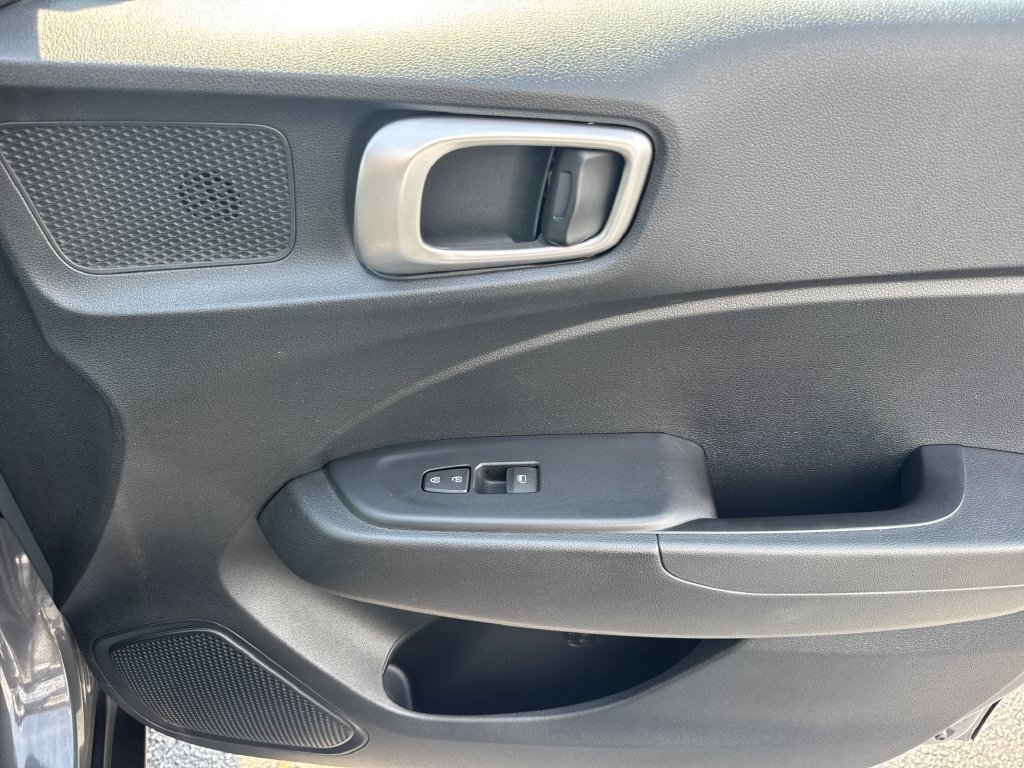 Used 2025 Hyundai Venue SE FWD image 14