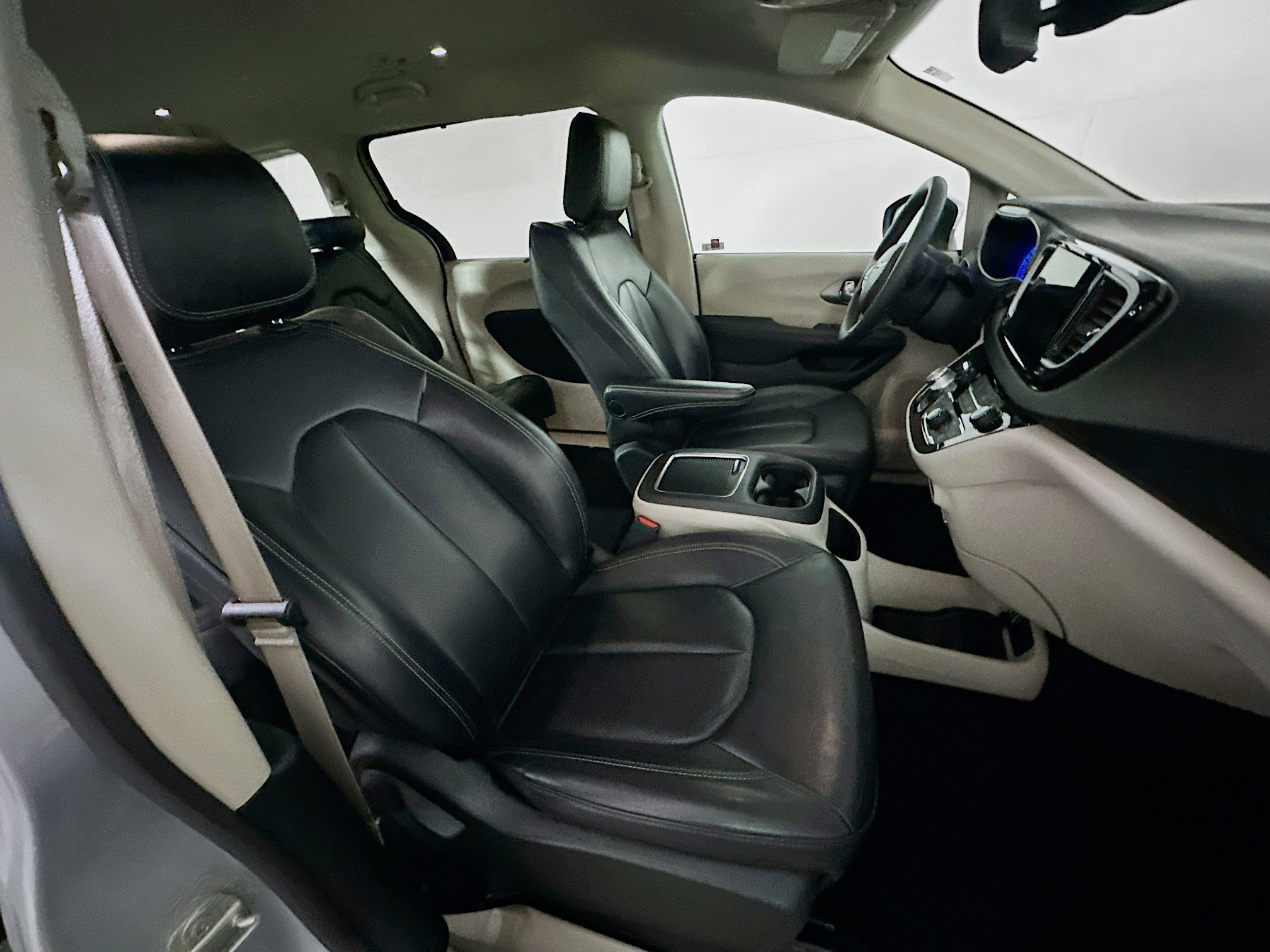 Used 2023 Chrysler Pacifica Touring-L image 32